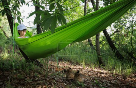 Foto de Mujer hamaca en verano bosque tropical - Imagen libre de derechos