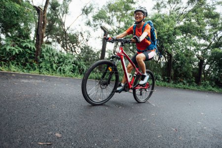 Téléchargez les photos : Femme à vélo dans la forêt d'été - en image libre de droit