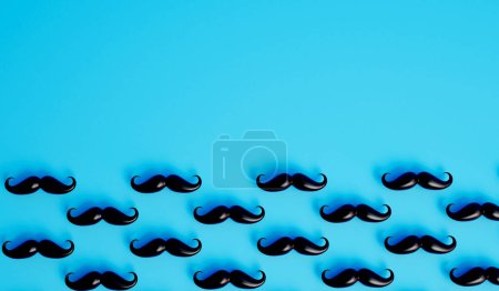 Téléchargez les photos : Moustache de fond. Beaucoup de moustaches mâles sur fond bleu. Rendu 3D. - en image libre de droit