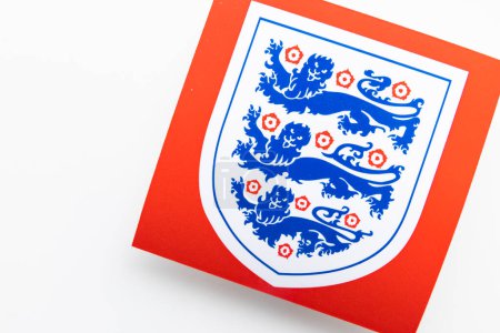 Foto de LONDRES, Reino Unido - Diciembre 2022: logotipo del fútbol de Inglaterra Tres leones emblema nacional de la insignia. - Imagen libre de derechos