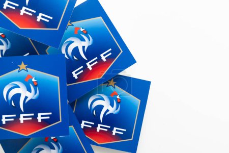 Foto de LONDRES, Reino Unido - Diciembre 2022: Logotipo de la selección de fútbol de Francia Insignia del emblema de la federación de fútbol francesa. - Imagen libre de derechos