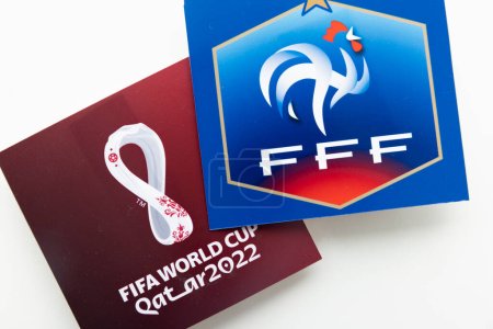 Téléchargez les photos : LONDRES, Royaume-Uni - Décembre 2022 : Logo de l'équipe nationale de France de football avec logo de la Coupe du monde du Qatar. - en image libre de droit