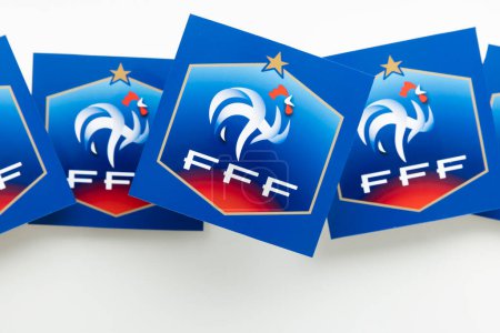 Foto de LONDRES, Reino Unido - Diciembre 2022: Logotipo de la selección de fútbol de Francia Insignia del emblema de la federación de fútbol francesa. - Imagen libre de derechos