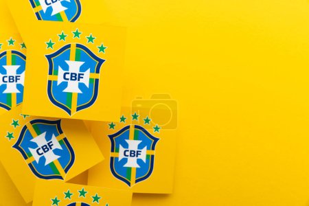 Foto de LONDRES, Reino Unido - diciembre 2022: logotipo de la selección de fútbol brasileña emblema de la confederación de fútbol brasileña. - Imagen libre de derechos