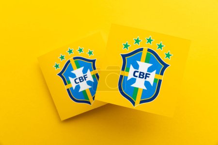 Foto de LONDRES, Reino Unido - diciembre 2022: logotipo de la selección de fútbol brasileña emblema de la confederación de fútbol brasileña. - Imagen libre de derechos