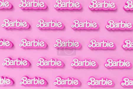 Foto de LONDRES, Reino Unido - Julio 2023: Muñeca Barbie logo. Barbie es una muñeca de moda hecha por Mattel. Renderizado 3D. - Imagen libre de derechos
