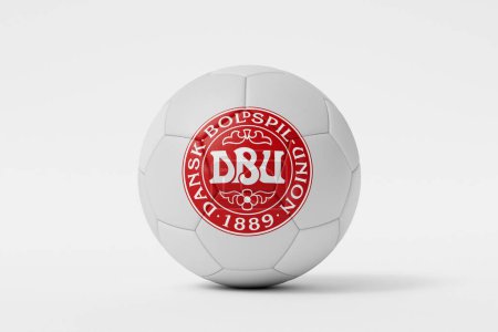 Foto de LONDRES, Reino Unido - julio de 2023: Insignia del equipo nacional de fútbol de Dinamarca en una pelota de fútbol. Renderizado 3D. - Imagen libre de derechos