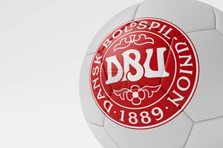 Téléchargez les photos : LONDRES, Royaume-Uni - Juillet 2023 : Insigne du logo de l'équipe nationale de football du Danemark sur un ballon de football. Rendu 3D. - en image libre de droit
