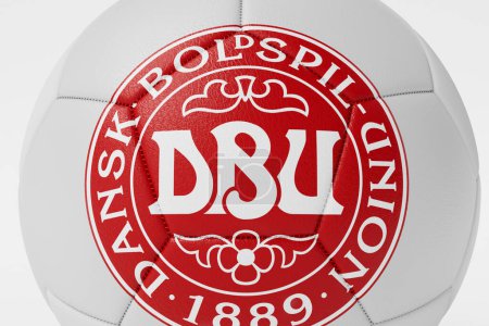 Téléchargez les photos : LONDRES, Royaume-Uni - Juillet 2023 : Insigne du logo de l'équipe nationale de football du Danemark sur un ballon de football. Rendu 3D. - en image libre de droit