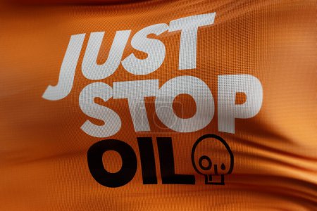Foto de LONDRES, Reino Unido - julio de 2023: Solo detenga el logotipo de activista de la protesta ambiental por el petróleo en una bandera. Renderizado 3D. - Imagen libre de derechos