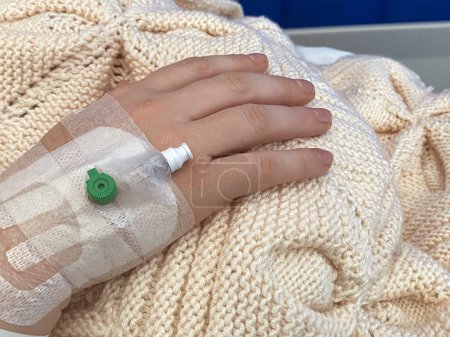 Téléchargez les photos : Gros plan d'une main de patients à l'hôpital avec une intraveineuse. - en image libre de droit