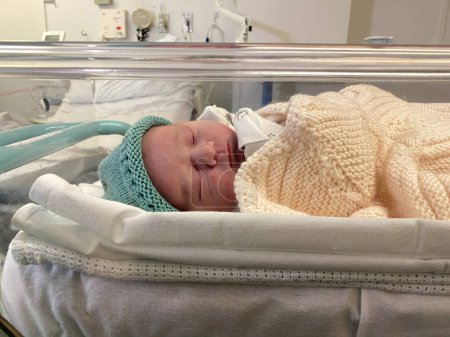 Foto de Bebé recién nacido que duerme en una sala de parto del hospital. - Imagen libre de derechos