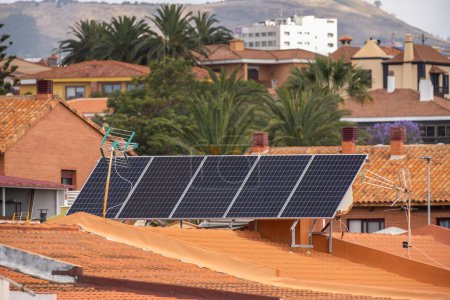 Téléchargez les photos : Groupe de panneaux solaires sur le toit de maisons unifamiliales. Panneaux solaires. Énergie propre. L'écologie. Tuiles rouges. Tenerife, Îles Canaries, Espagne - en image libre de droit