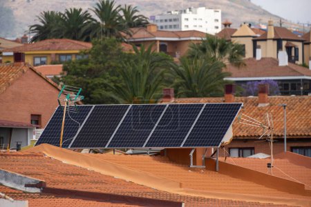 Téléchargez les photos : Groupe de panneaux solaires sur le toit de maisons unifamiliales. Panneaux solaires. Énergie propre. L'écologie. Tuiles rouges. Tenerife, Îles Canaries, Espagne - en image libre de droit