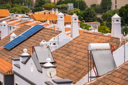 Téléchargez les photos : Groupe de panneaux solaires anciens et de nouvelles technologies panneaux solaires sur le toit des maisons unifamiliales. Panneaux solaires. Énergie propre. L'écologie. Tuiles rouges. Tenerife, Îles Canaries, Espagne - en image libre de droit