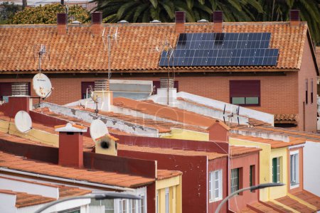 Téléchargez les photos : Panneaux solaires sur le toit d'une maison unifamiliale avec briques rouges et tuiles rouges. Tenerife, Îles Canaries, Espagne - en image libre de droit