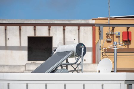 Foto de Detalle de los paneles solares antiguos para la calefacción de agua, en el techo de una casa unifamiliar. Tenerife, Islas Canarias, España - Imagen libre de derechos