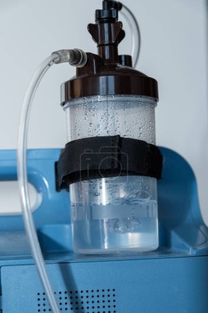 Foto de Oxígeno artificial de un dispositivo de oxígeno en la medicina, terapia a largo plazo - Imagen libre de derechos