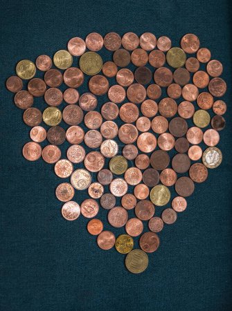 Téléchargez les photos : Moyen de paiement précieux ou sans valeur pièce de cuivre euro comptant - en image libre de droit