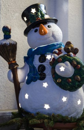 Téléchargez les photos : Bonhomme de neige en céramique illuminé et peint pour la saison de Noël - en image libre de droit