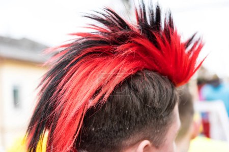 Téléchargez les photos : Cheveux teints en rouge et noir avec un mohawk - gros plan latéral - en image libre de droit