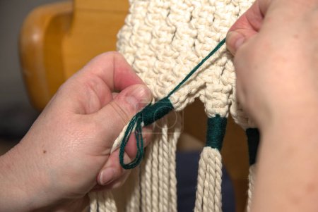 Foto de Macramé hecho a mano - técnica de anudado con nudos de cuerda y lazo, primer plano - Imagen libre de derechos