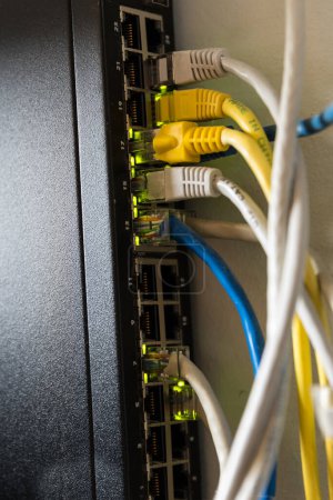 Netzwerkverbinder LAN, RJ45, Router und Netzwerktechnologie Nahaufnahme