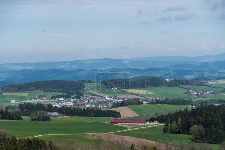 Téléchargez les photos : Paysage vallonné dans le Muehlviertel avec la communauté rurale Putzleinsdorf - en image libre de droit