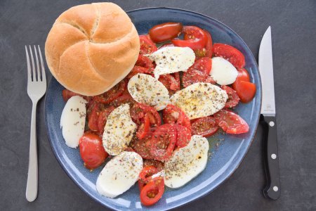 Téléchargez les photos : Assiette froide avec tomates et mozzarella et pain roulé - apéritif - en image libre de droit