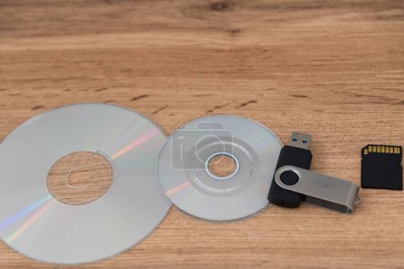 Foto de Medios de almacenamiento de TI externos para la copia de seguridad de datos - CD, DVD, tarjeta SD, palo - Imagen libre de derechos