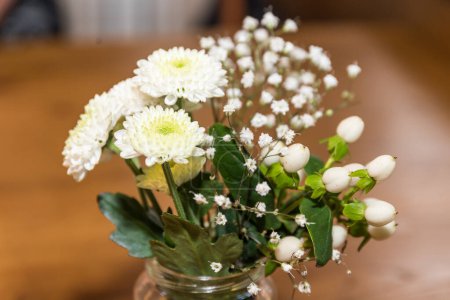 Téléchargez les photos : Petit bouquet de fleurs blanches comme décoration de table - gros plan - en image libre de droit