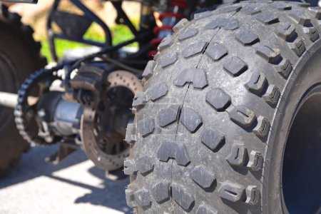 Téléchargez les photos : Profil de pneu d'un quad - VTT comme véhicule hors route et de loisirs - en image libre de droit
