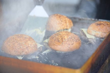 Foto de La hamburguesa se prepara en la parrilla - carne a la parrilla, primer plano - Imagen libre de derechos