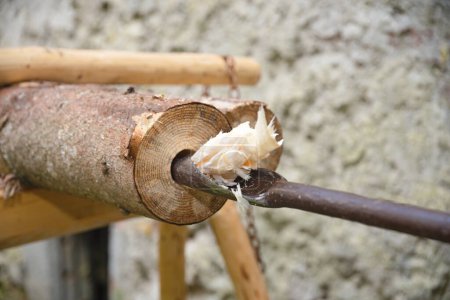 Foto de Hueco de un tronco de árbol a mano con un taladro herramienta de primer plano taladro de barrena de madera - Imagen libre de derechos
