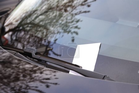 Auto illegal geparkt - Falschparker erhielten Strafzettel an der Windschutzscheibe, einen Parkschein