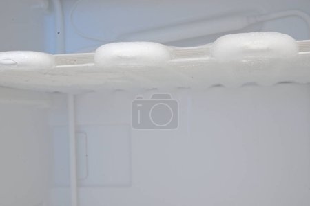 Téléchargez les photos : Dégivrage d'un congélateur glacé comme mesure d "économie d" énergie - congélateur sans gel défectueux - en image libre de droit