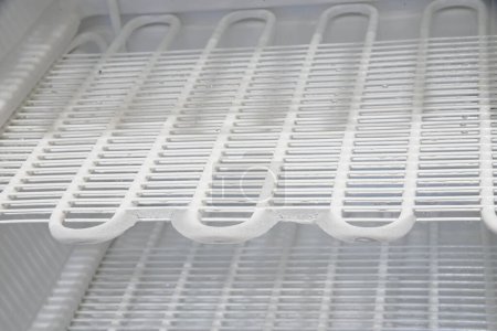 congelador helado sin escarcha se descongela, desperdicio de energía en el sistema de congelador