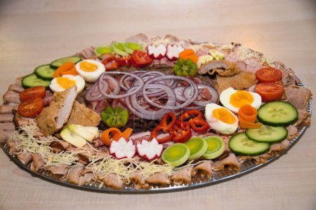 Foto de Snack, plato frío en el plato de aperitivos con mucha carne y verduras - Imagen libre de derechos