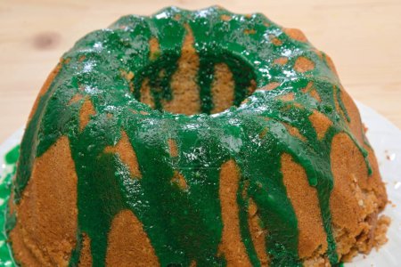 Téléchargez les photos : Gâteau au glaçage vert - dessert maison Gugelhupf - en image libre de droit