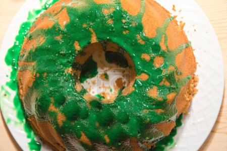 Téléchargez les photos : Cerise verte sur le dessert Gugelhupf gâteau éponge dessert - en image libre de droit