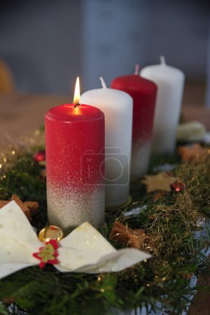 stimmungsvolles Licht am Adventgesteck - eine Kerze brennt, Advent