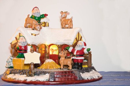 Foto de Decoración de Navidad con Santa Claus y elfos y renos - Imagen libre de derechos