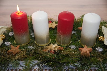 Adventgesteck mit 4 Kerzen - Advent und Weihnachtsdekoration, Kerzenschein