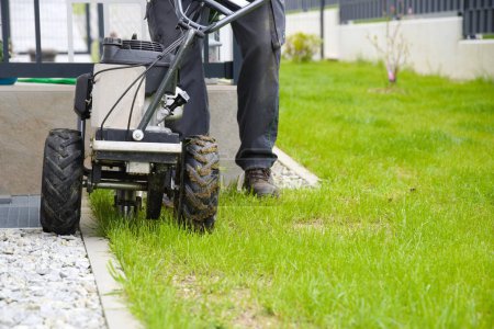 Téléchargez les photos : Machine de pose de câbles comme aide à la pose de fils de bordure pour robots de pelouse Jardinier avec outils - en image libre de droit