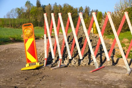 Feu d'avertissement, panneau d'installation et support de chaîne comme avertissement pour les chantiers de construction