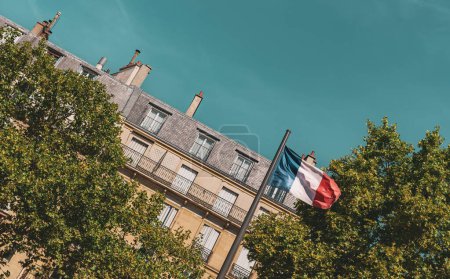 Téléchargez les photos : Paris - a typical townhouse and french flag. Architecture - urban landscape. Free copy (text) space. - en image libre de droit