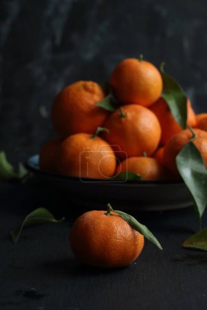 Foto de Grupo de mandarinas sobre fondo negro - Imagen libre de derechos