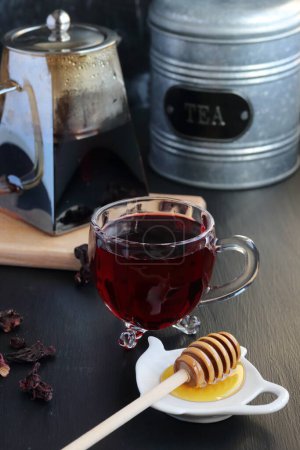 Téléchargez les photos : Hibiscus tea, Verre de tisane - en image libre de droit