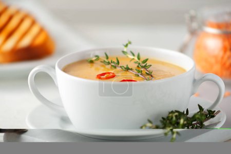 Téléchargez les photos : Purée de soupe de lentilles rouges fraîches sur une table en bois. Vue d'en haut. - en image libre de droit