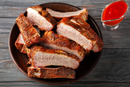 Téléchargez les photos : Côtes de porc grillées servies dans une assiette avec tomates et ketchup - en image libre de droit